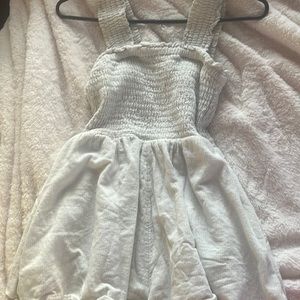 hello, i’m selling a in good condition jumper. it’s it really for summer!